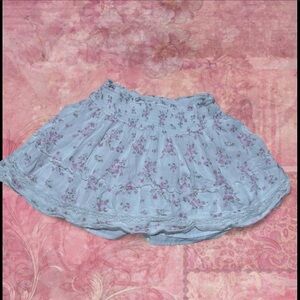 Hollister White and pink floral skirt with lace trim 💞